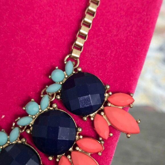 NWOT! Beautiful Spring & Summer Statement Necklace - Picture 7 of 10